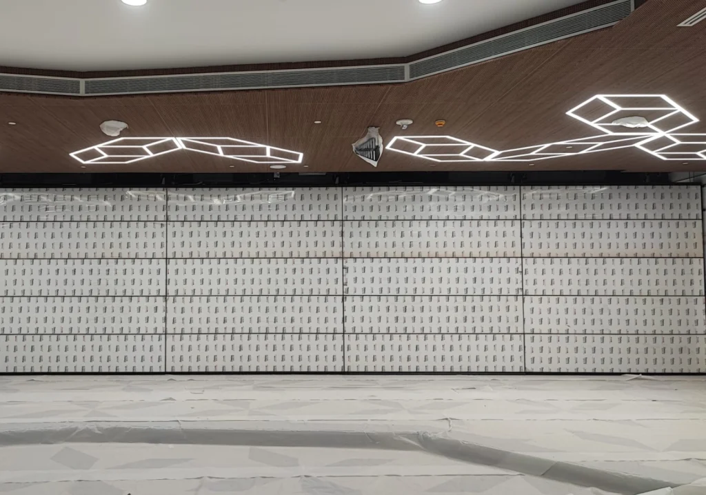 cloud-automatic-vertical-retractable-walls-front-view