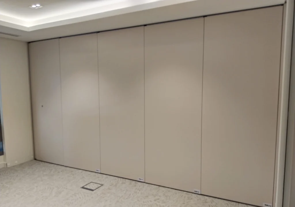 manual-movable-wall-system-installation-at-nishan-tower-ministry-of-justice-qatar